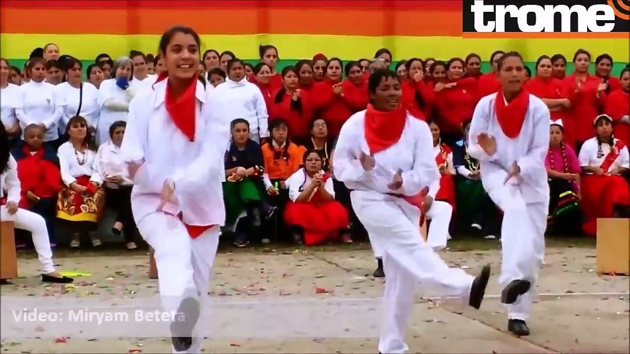 Fernanda Lora bailó y tocó cajó peruano en el penal de Chorrillos