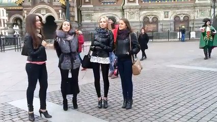Ayaküstü Şarkı Söyleyen Rus Kızları