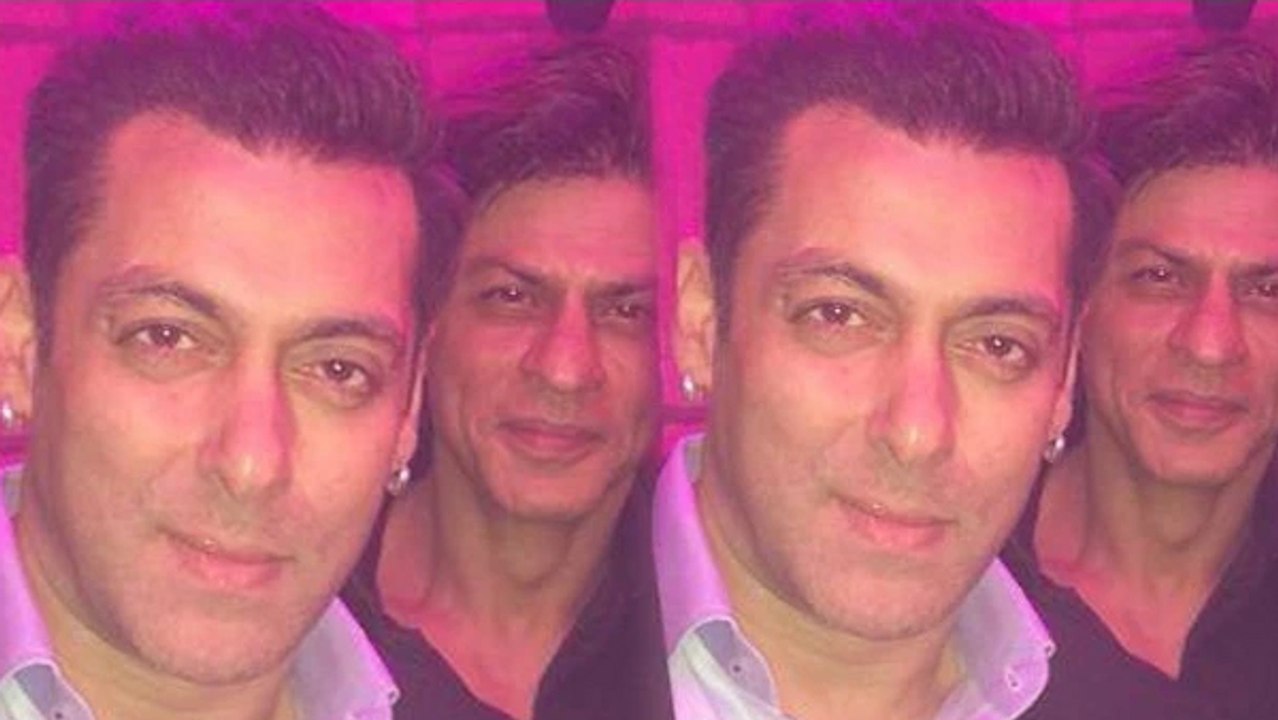 Salman Khan Clicks SELFIE With Shahrukh Khan
