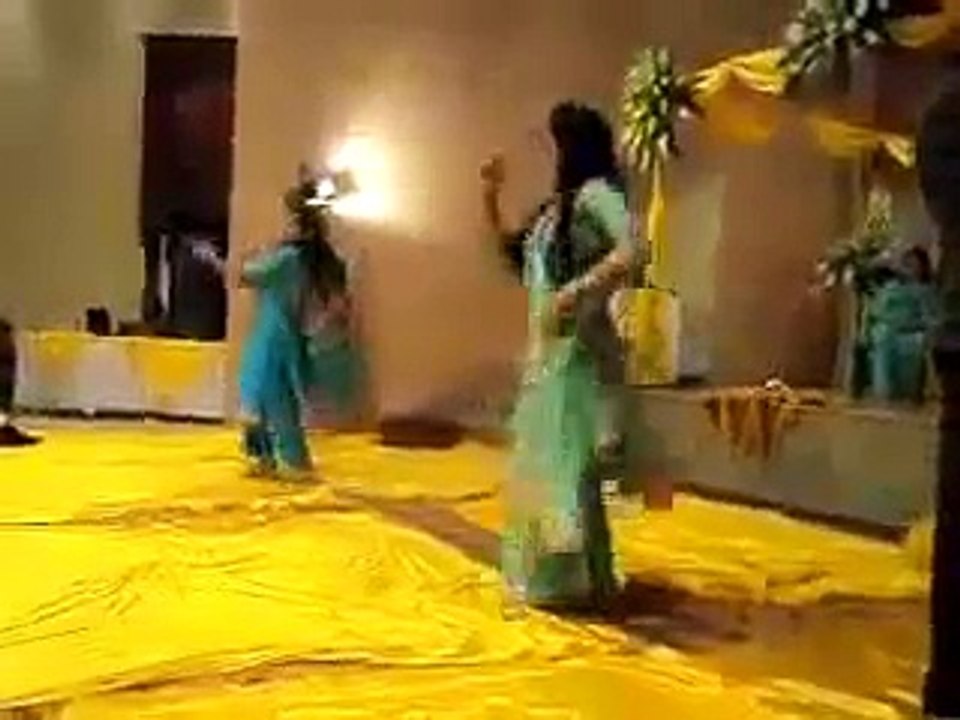 Desi Pakistani Girls Dancing in mehndi