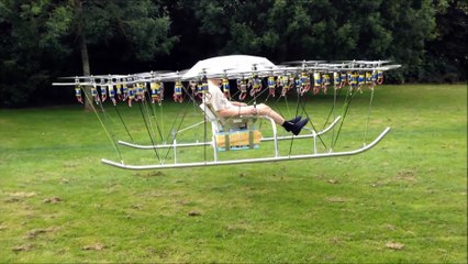 Descargar video: Il fabrique un hélicoptère avec 54 drones volants.