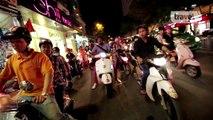 “Bizarre Foods” host Andrew Zimmern cruises around Ho Chi Minh City for late night street food