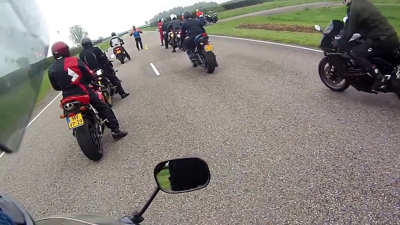 Aprilia RSV vs Suzuki Bandit 1250 - Drag race (HD)