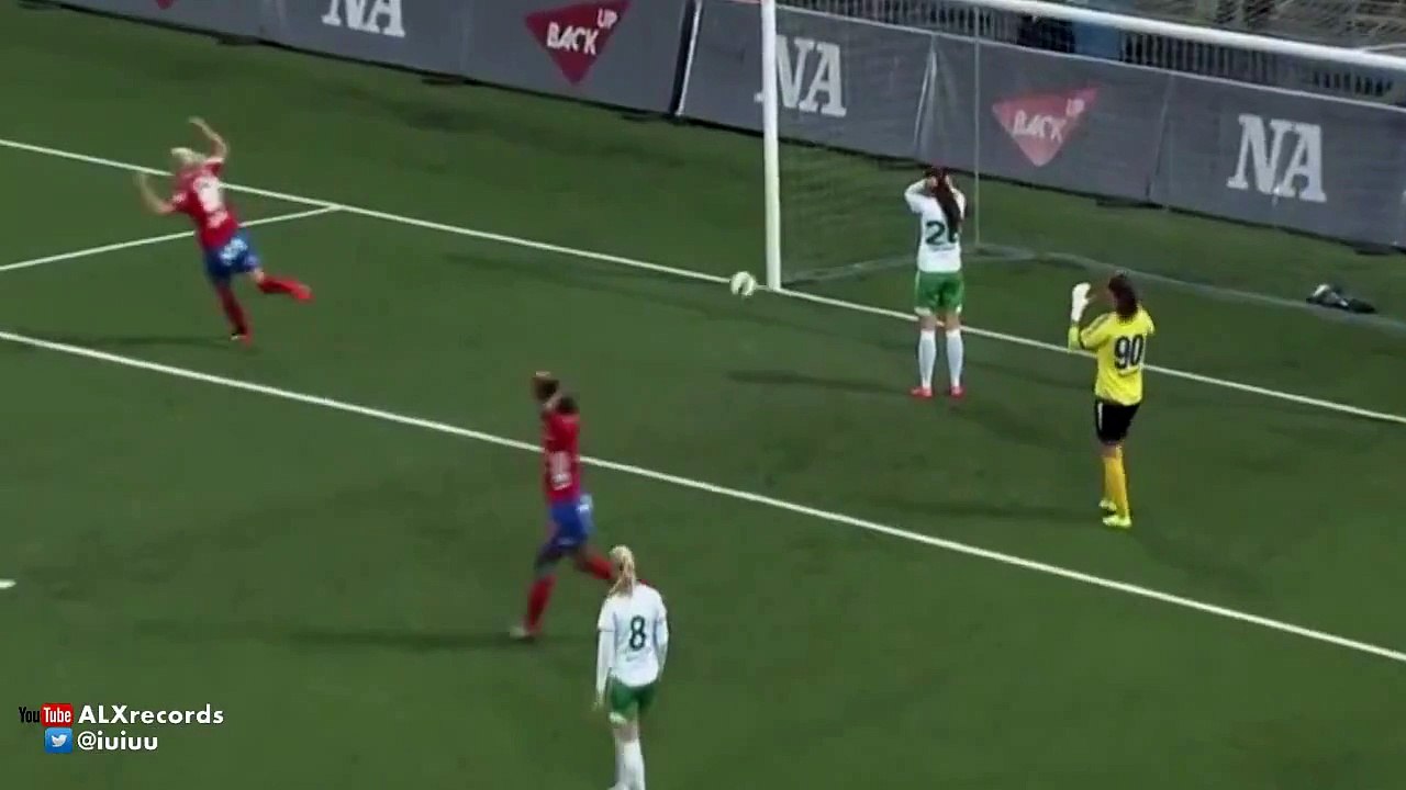 Helén Eke met l'un des plus incroyables buts contre son camp!