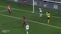 Helén Eke met l'un des plus incroyables buts contre son camp!