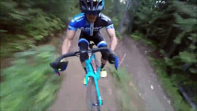 Yoann Barelli dévale une piste de descente et de dirt en cyclo-cross