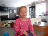 2 jähriges Mädchen singt 