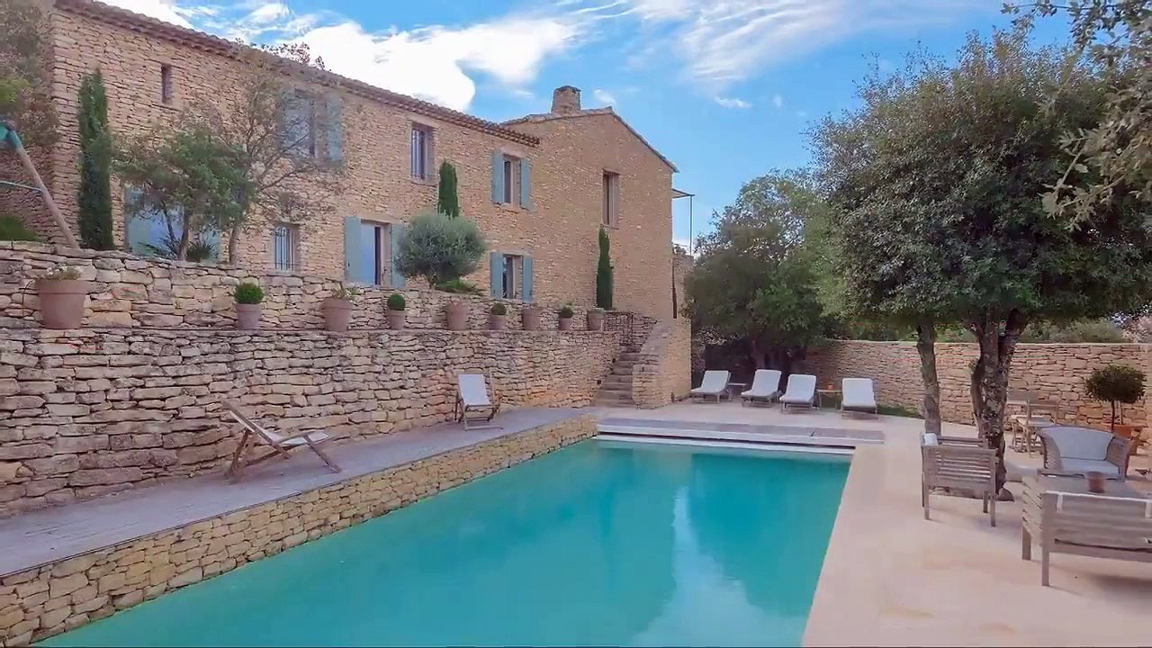 Stone House 4 bedrooms. For sale close to Gordes.