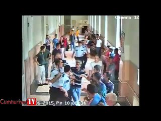 Adliyede aile boyu dayak kamerada