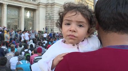 Budapest: les migrants se réveillent devant la station de train