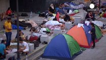Migliaia di migranti hanno passato la notte alla stazione di Budapest. Chiedono di andare in Germania e in Austria
