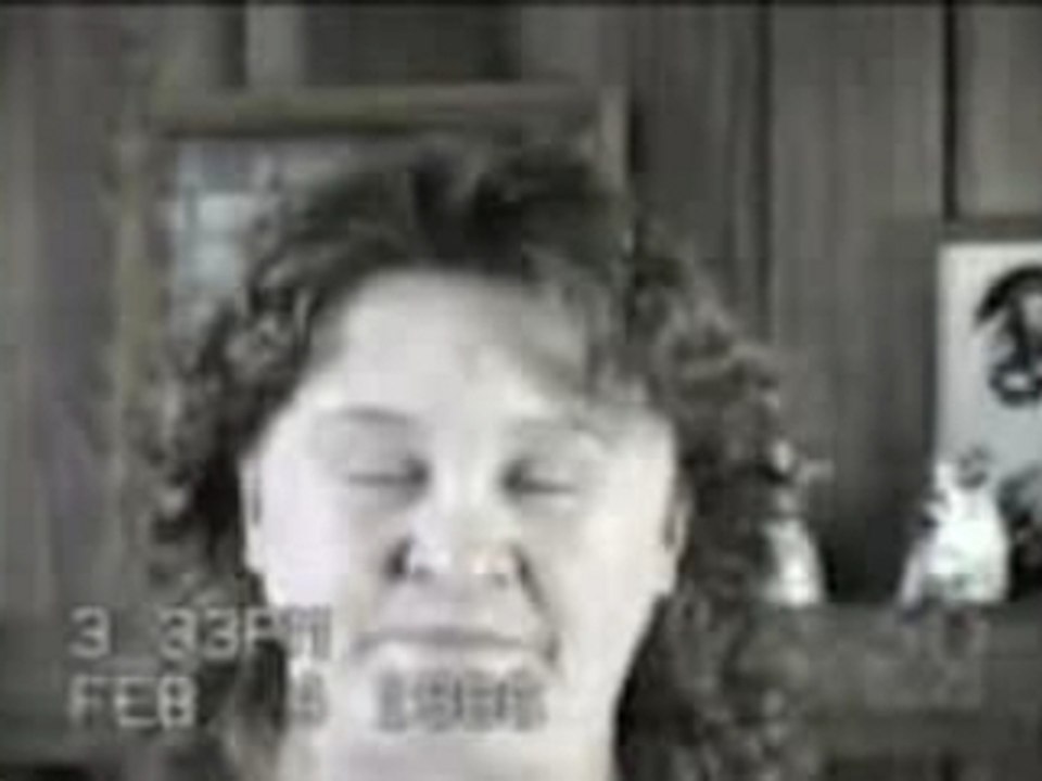 Une dame avec son dentier (vidéo)