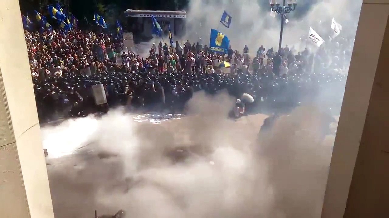 Момент броска БОЕВОЙ ГРАНАТЫ в правоохранителей под радой!