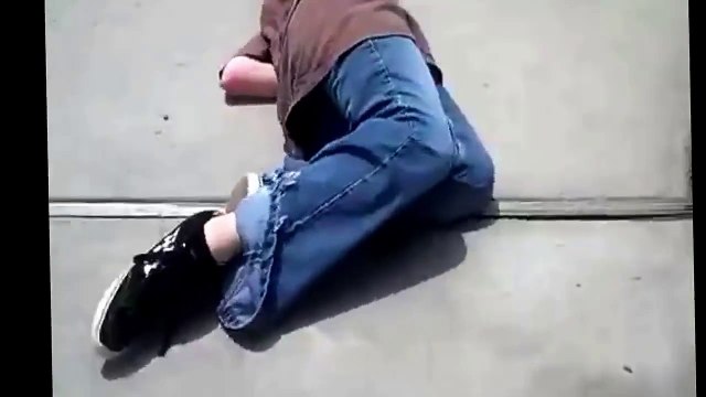 Un jeune skater chute à cause d'un petit cailloux.... Fail ridicule et douloureux!