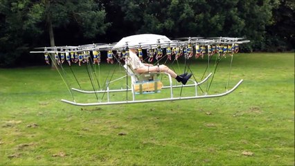 Un homme vole dans un super drone fonctionnant avec 54 moteurs