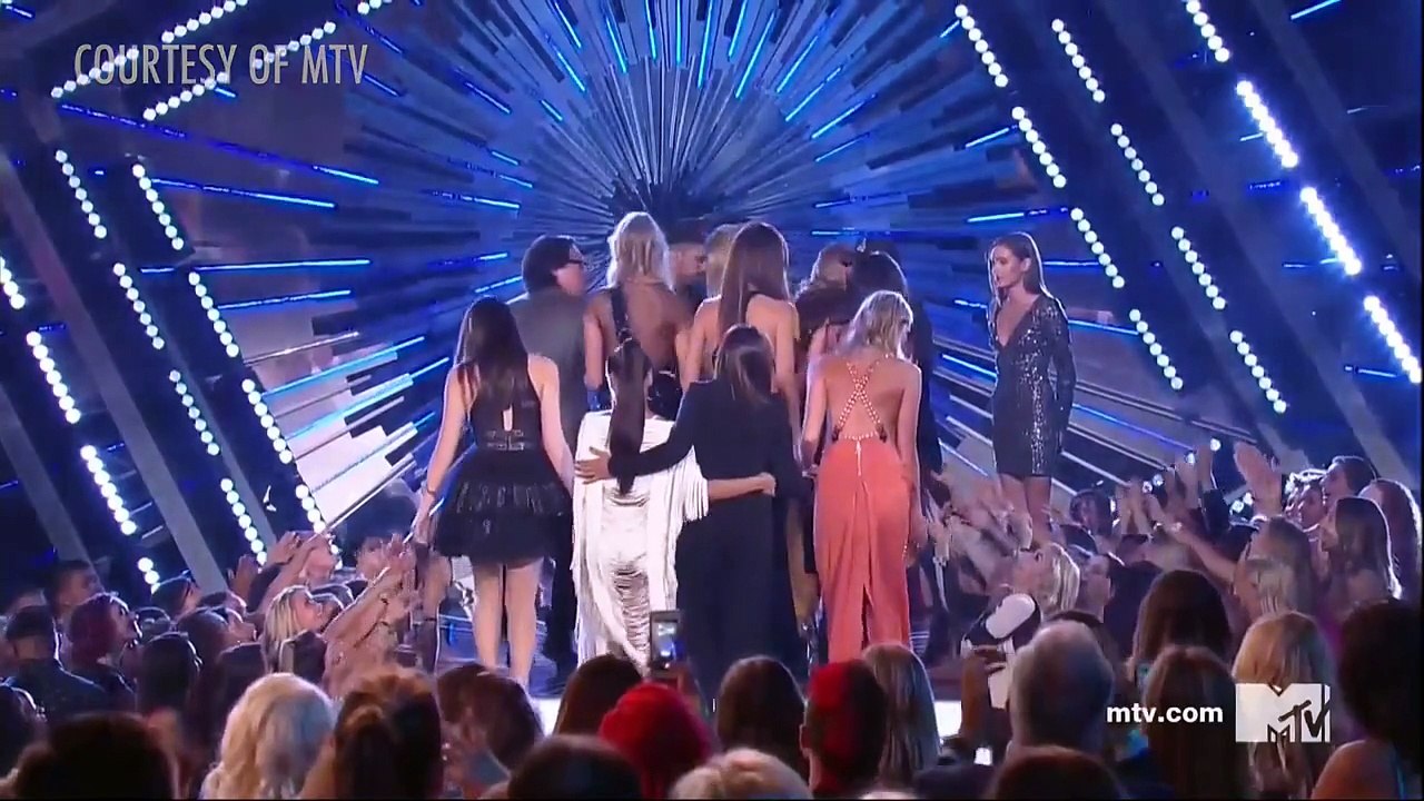 Taylor Swift Wins Video of the Year for 'Bad Blood' at 2015 MTV VMA | Hollyscoop News