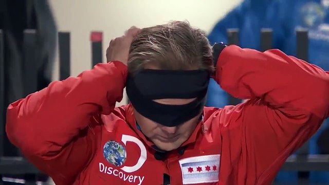 Aik admi nay ankhon per pati band ker 300 manzil bulding say dosri manzil per gia phir koa hoa dekhaon video main. - VideosMunch