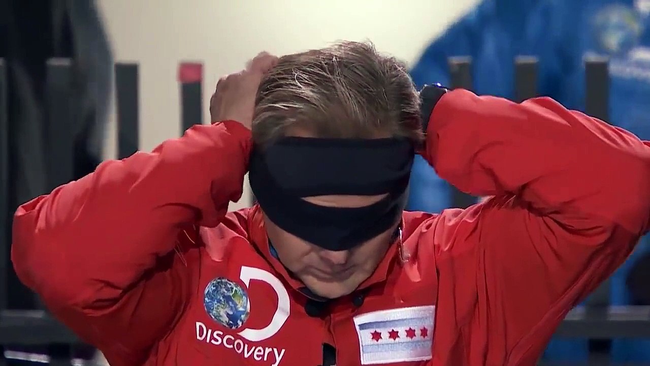 Aik admi nay ankhon per pati band ker 300 manzil bulding say dosri manzil per gia phir koa hoa dekhaon video main.  - VideosMunch