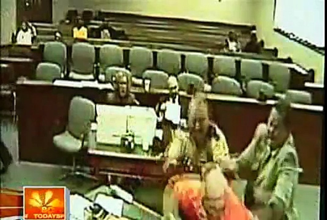 Lawyer Brutally KNocked Out By His Client!!!