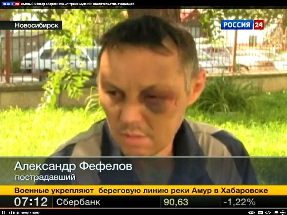 Пьяный боксер избил троих мужчин.