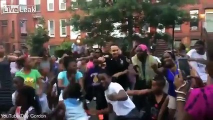 New York Police Officer does the Nae dance in the hood