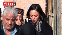 بالفيديو..انهيار منة شلبى وناهد ورانيا فريد شوقى أثناء دفن جثمان زوج داليا البحيرى