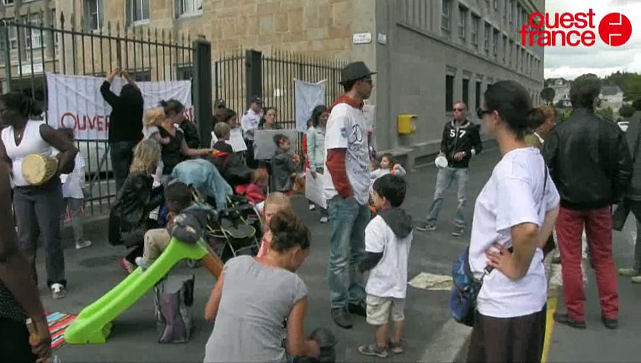 Ecole de l'Aurore. Les parents manifestent deva...