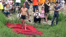 Shaolin monk 'runs on water' for 125 metres