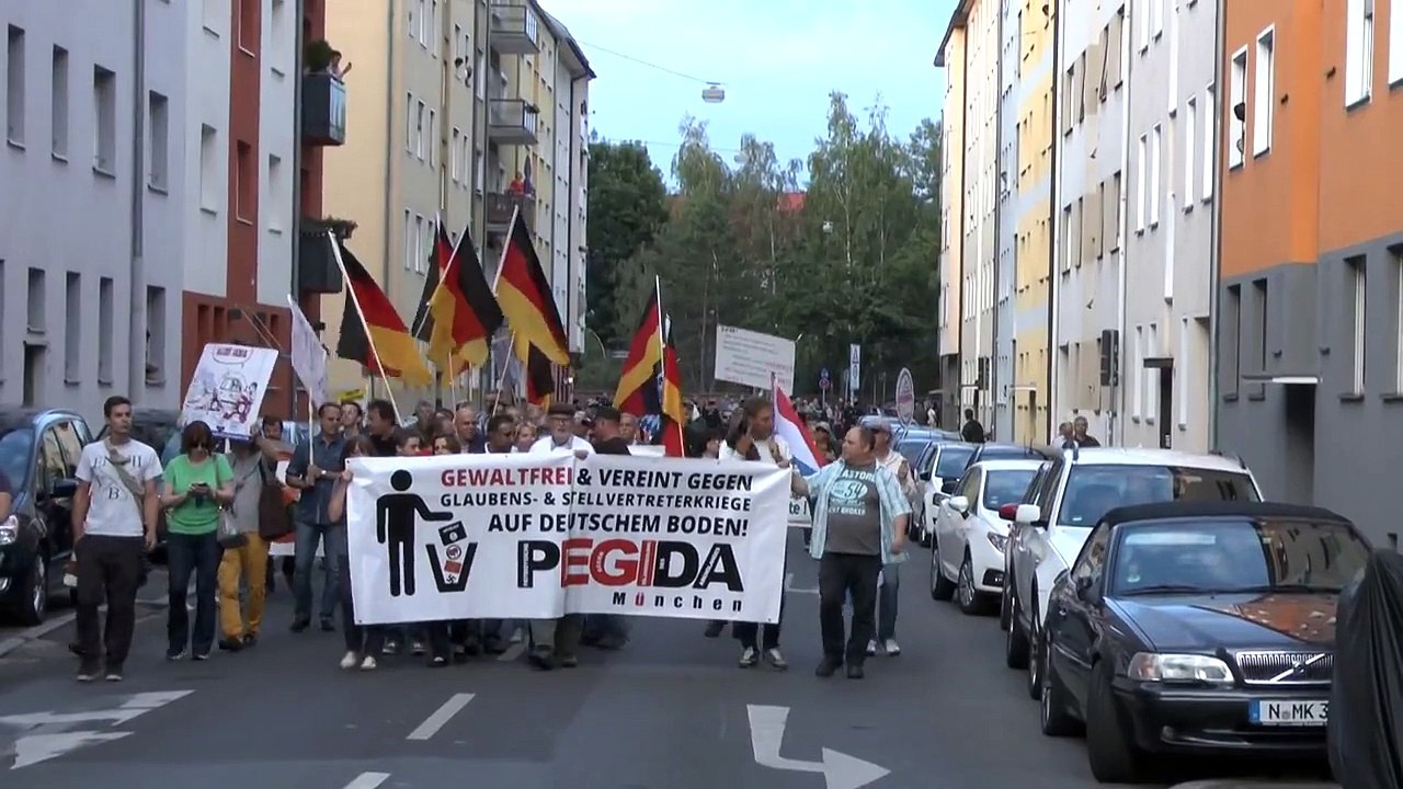 10. Pegida Nürnberg     Antifa zerstört Plakat