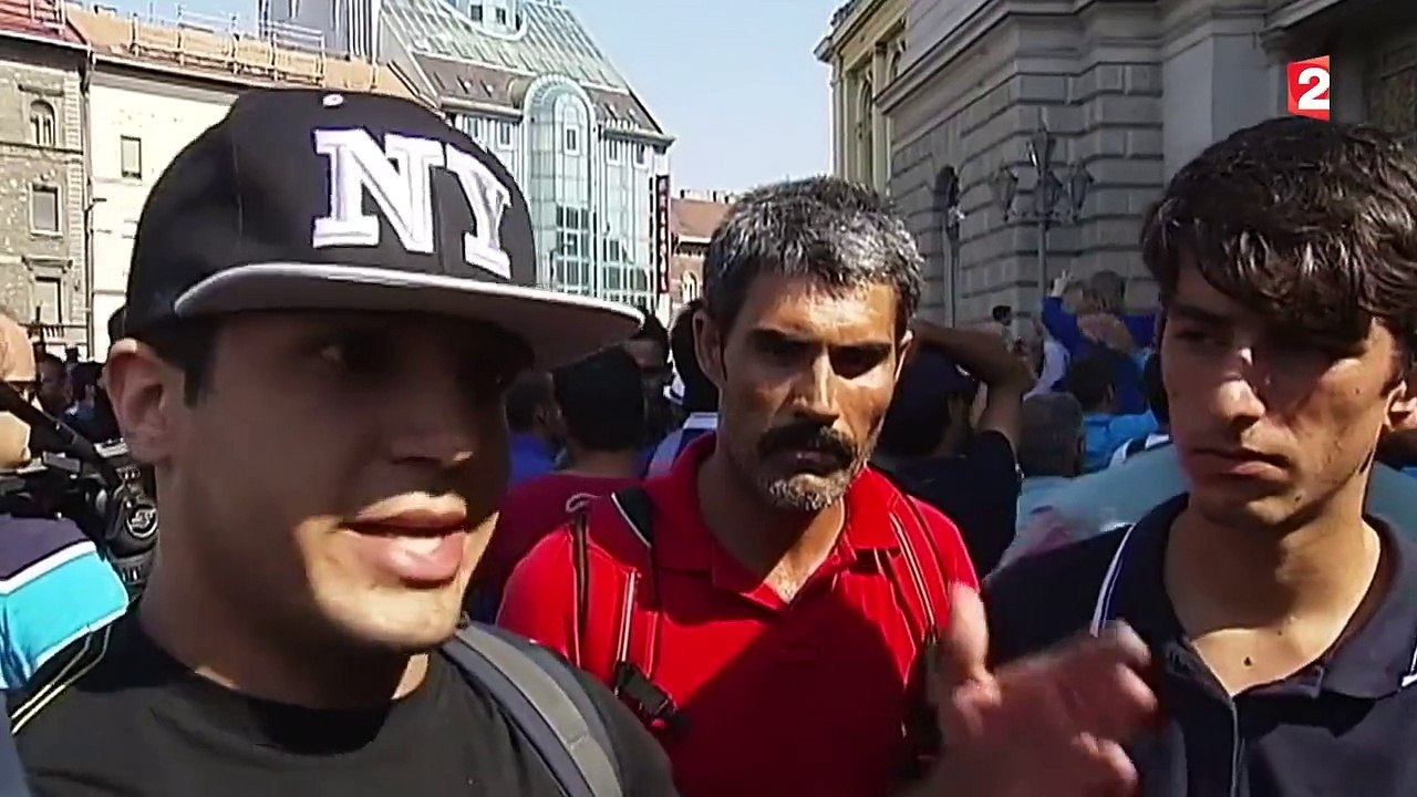 Budapest : les migrants manifestent devant la gare