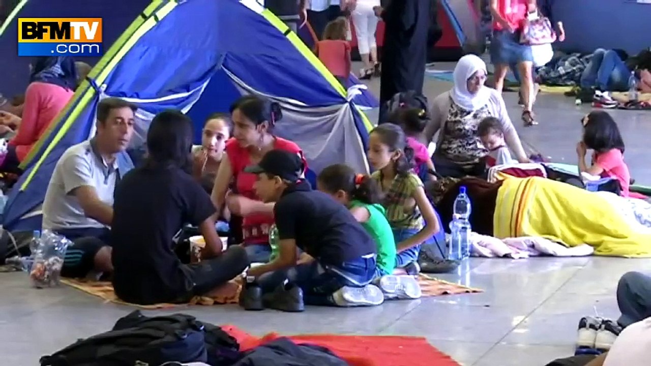 Hongrie: les migrants campent devant la gare