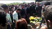 Policial chora durante oração do GAO em enterro de amigo de farda assassinado na Serra