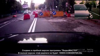 Синдром вседозволенности: в Киеве броневик сносит знаки