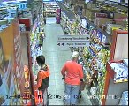 Un voleur à la tire dans un supermarché