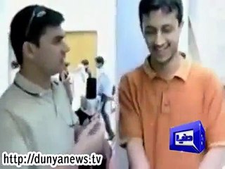 Watch nervous Atif Aslam sings first time on live TV .