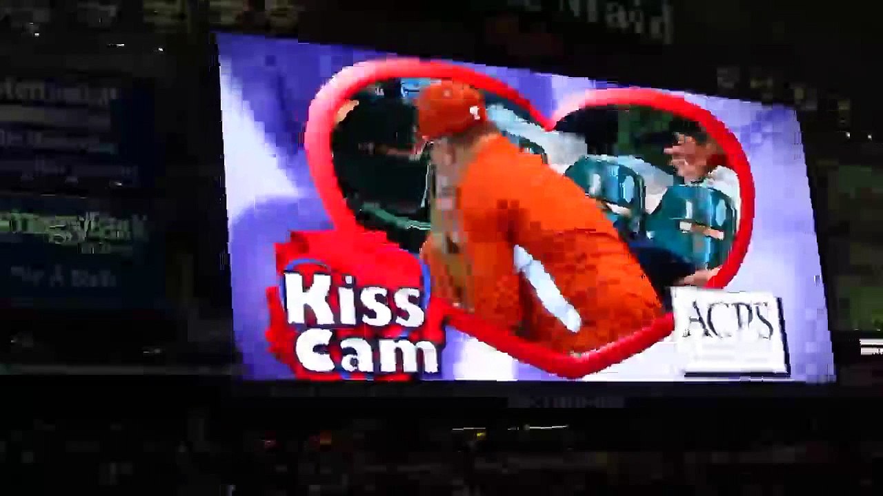 Astros Game    Kiss Cam