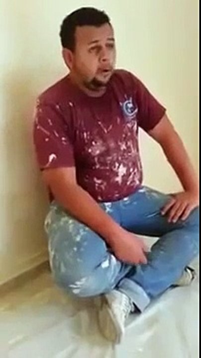 BOYA USTASI SIVACI İNŞAATÇI KUR-ANI KERİMDEKİ AYETLERİ TECVITLI ÇOK GÜZEL BİR SESLE OKUYOR