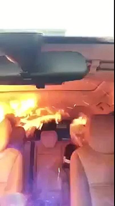 Une voiture prend feu de l'intérieur