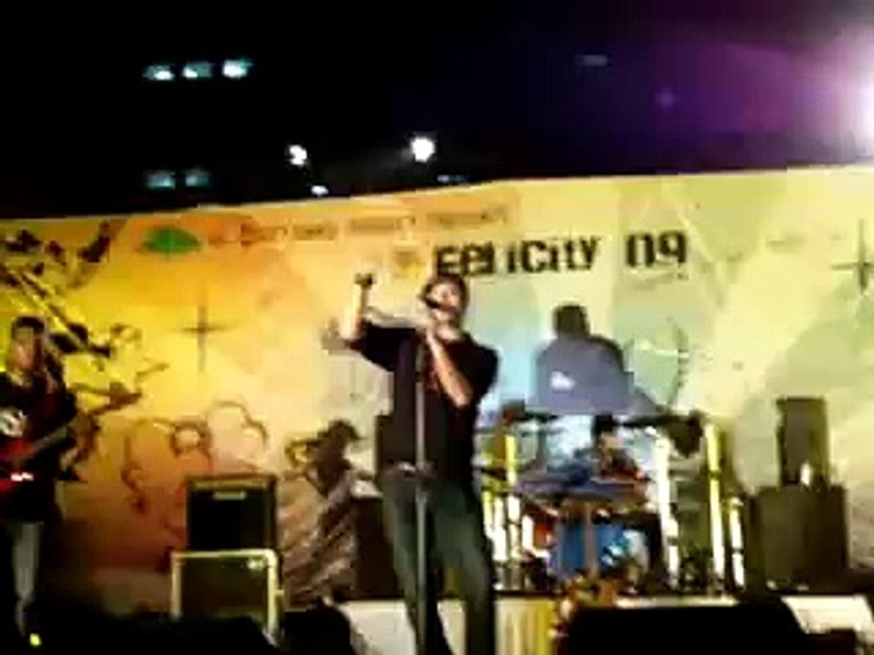 Mohit Chauhan sings Masakali Live at Felicity 09