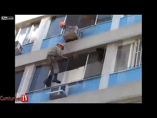 İtfaiye ekibinin kedi kurtarma operasyonu