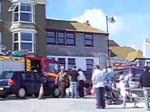 St Ives, Cornwall, UK - 10 pump harbour front fire.mpg