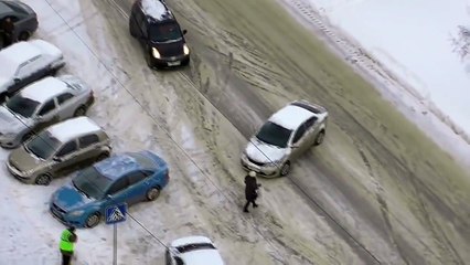 Автобогиня заехала в магазин за тортиком. Пипец!!!