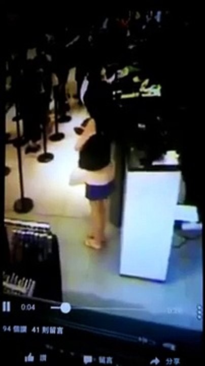婦人在zara櫃檯前公然拉屎