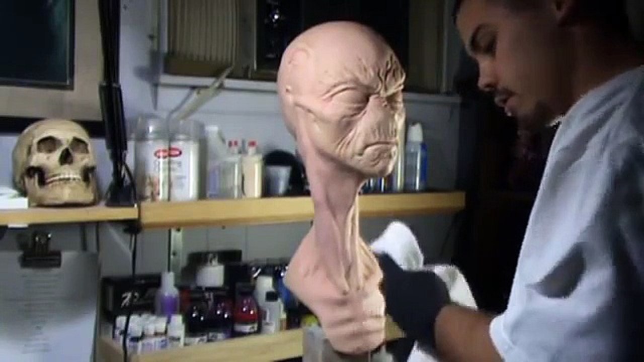 painting a latex mask part 1.mpg