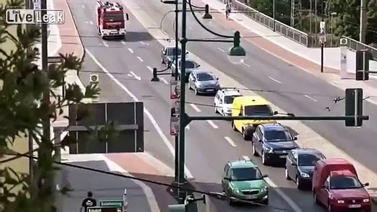 Firetruck gets caught behind some tosser