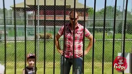 Scary Invisible Tiger Prank