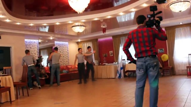 Парни танцуют на свадьбе (Russian dance)
