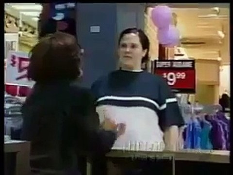 Страшная продавщица пугает людей