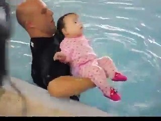 ✔Baby learning to swim Mother and baby swimming classes婴儿游泳 아기 수영 كيفية تعليم الطفل السباحة
