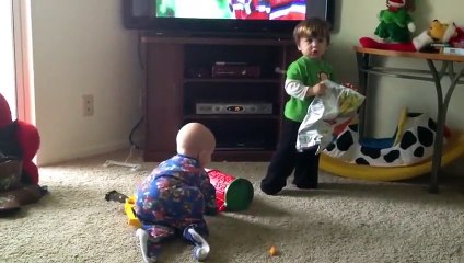 ✔Baby play video Funny video of baby p3 des films drôles de bébé